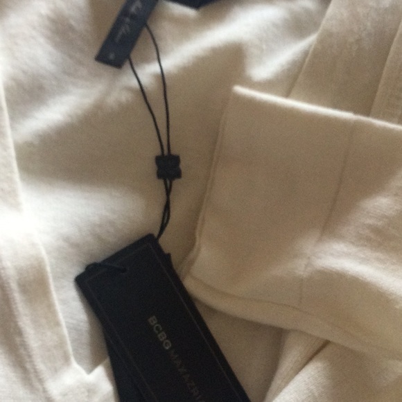 BCBGMAXAZRIA size S NWT shoulders out New top🎅🏻 - Picture 5 of 5